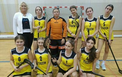 Drużyna dziewcząt PSP nr 2 rocznik 2009/2010 z opiekunem