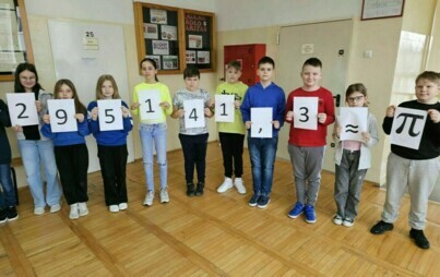 Uczniowie prezentują żywy łańcuch rozwinięcia dziesiętnego liczby Pi