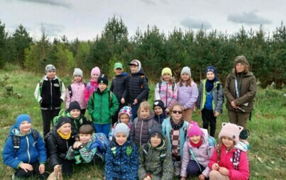 Zdjęcie grupowe na tle lasu sosnowego