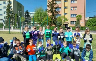 Zdjęcie grupowe – dzieci z zasadzonymi roślinami w doniczkach
