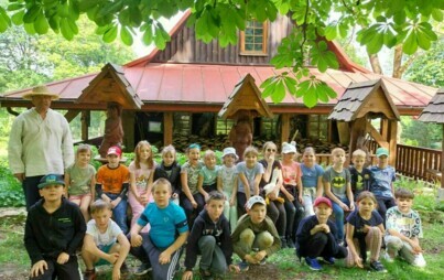Zdjęcie grupowe na tle zabudowań