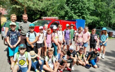 Zdjęcie grupowe z pracownikami nadleśnictwa