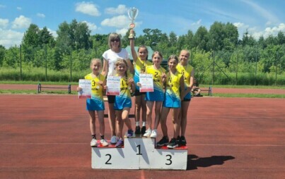 Mistrz województwa w kategorii dziewcząt z nauczycielem na podium