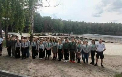 Harcerze na plaży w asyście policjantów