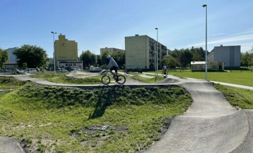 Pokaz jazdy na pumptracku w wykonaniu instruktora
