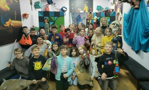 Zdjęcie grupowe klasy 3a z lalkami