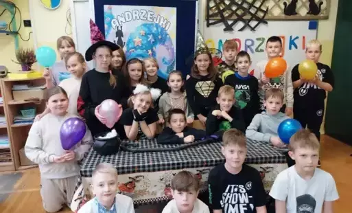 Zdjęcie grupowe – dzieci na tle dekoracji andrzejkowej