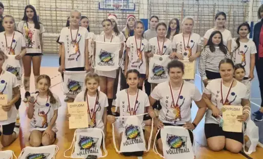 Uczestnicy turnieju z dyrektorem i nauczycielem wychowania fizycznego 