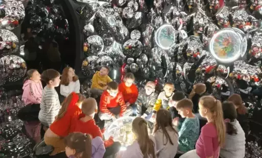 Sala lustrzana w fabryce bombek