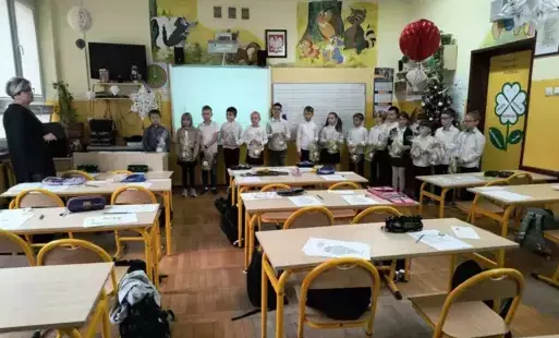 Uczniowie śpiewają pastorałkę