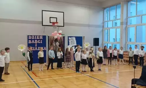 Uczniowie klasy 1 a składający życzenia