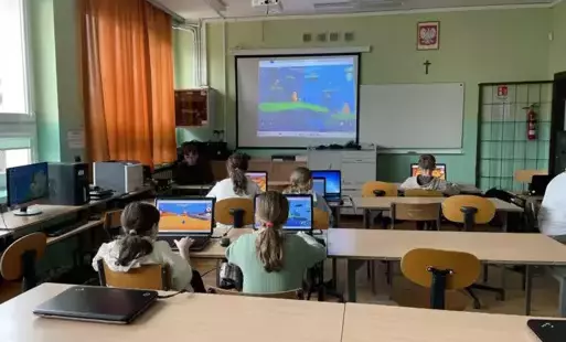 Uczniowie klasy 4 B wędrują po krainie życzliwości na platformie interlandia