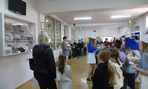 Dyrektor szkoły wita gości z przedszkola