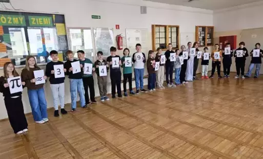 Uczniowie prezentują żywy łańcuch rozwinięcia dziesiętnego liczby Pi