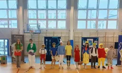 Uczniowie klasy 4 i 8 podczas występu