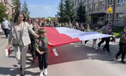 Harcerze niosący flagę