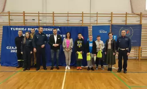 Uczniowie z nagrodami za zajęcie II miejsca w obecności opiekuna i organizatorów konkursu
