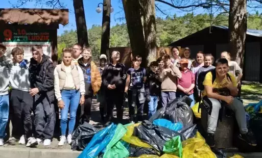 Klasy 7 a i 5 b podczas sprzątania lasu