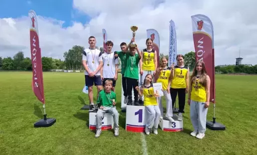 Zwycięska drużyna na podium 