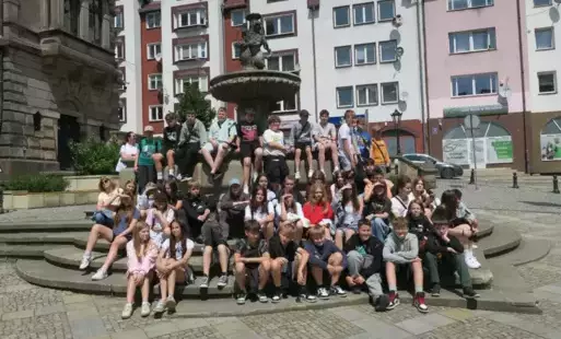 Grupa uczniów na rynku w Kłodzku