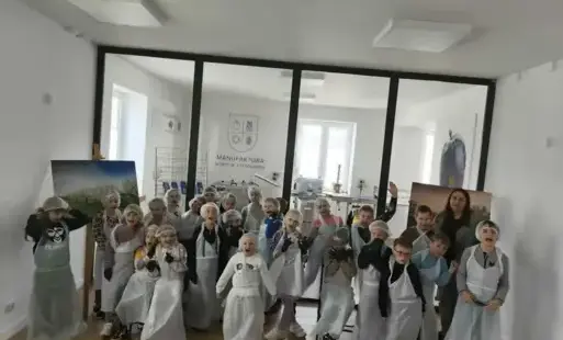 Uczniowie klasy 2 a przygotowani do czekoladowych warsztatów