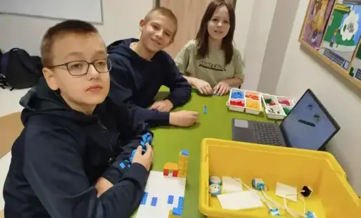 Klasa 5B pracuje z zestawem LEGO® Education SPIKE™