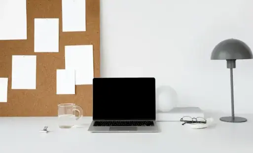 Laptop na stoliku