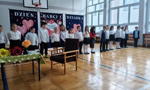 Uczniowie śpiewają dla dziadków