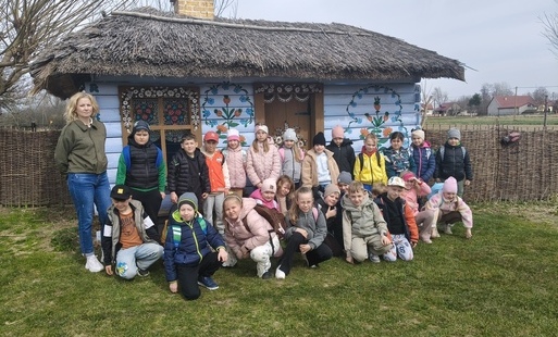 Klasa 1B z wychowawcą w Zalipiu