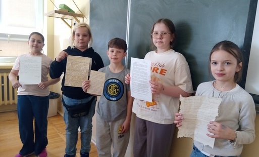 Uczniowie prezentują prace konkursowe upamiętniające kapitana Józefa Jaronia