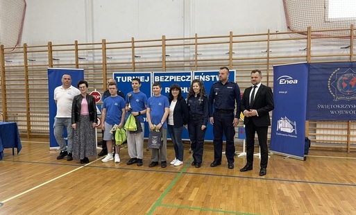 Uczniowie z nagrodami w towarzystwie opiekuna i organizatorów oraz lokalnych władz - grupa druga