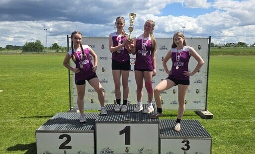 Mistrzynie województwa w sztafecie 4x100 m na podium