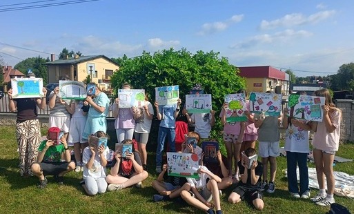 Uczniowie klasy 4B z plakatami promującymi akcję Czytanie na Polanie