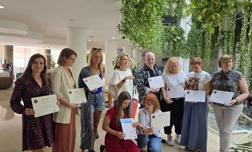 Uczestnicy kursu z certyfikatami