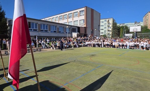 Uroczyste rozpoczęcie roku szkolnego 2026/2027 w PSP nr 2 w Staszowie