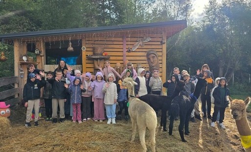 W zagrodzie Alpak - uczniowie klasy 3a w zagrodzie z alpakami