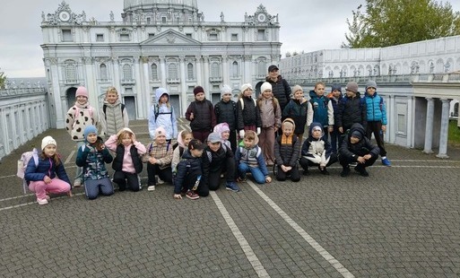 Uczniowie klasy IIB na tle miniatury Placu Św. Piotra w Watykanie