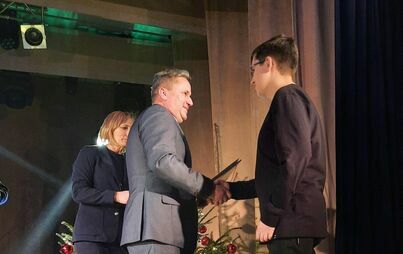 Burmistrz Miasta i Gminy Staszów dr Leszek Kopeć oraz Zastępca Burmistrza Miasta i Gminy Staszów dr Ewa Kondek wręczają dyplom i upominki Wojciechowi Glicy