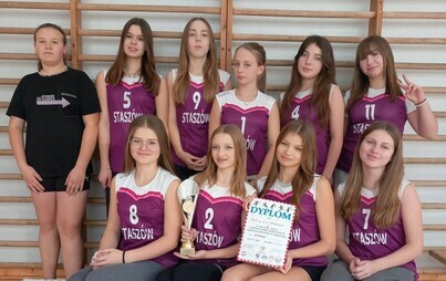 Drużyna dziewcząt ze staszowskiej dwójki