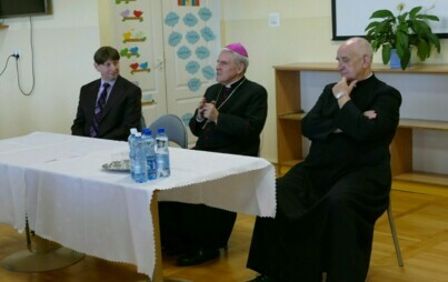 Dyrektor dr Dariusz Kubalski, ks. biskup Krzysztof Nitkiewicz oraz ks. proboszcz Szczepan Janas