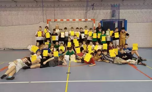 Pamiątkowe zdjęcie nagrodzonych uczniów z klas 4 i 5