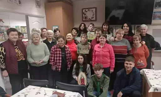 Wspólne zdjęcie z pięknymi rękodziełami, które otrzymaliśmy od pani kierownik, pracowników i pensjonariuszy ŚDS