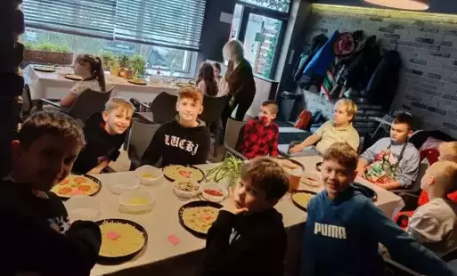 Wspólne oglądanie telewizji w oczekiwaniu na pizzę