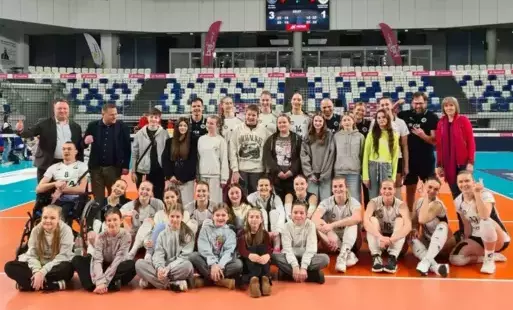 Zdjęcie grupowe z zawodniczkami