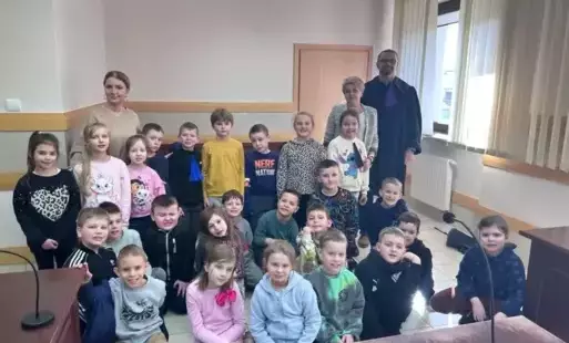 Pamiątkowe zdjęcie z sali rozpraw
