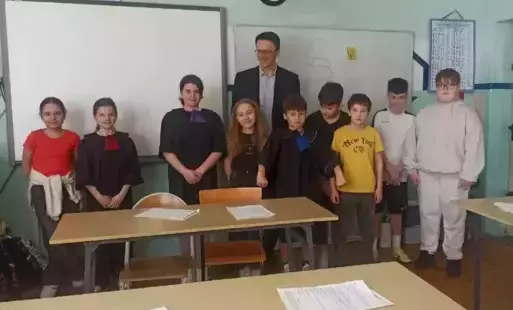 Pan mecenas z uczniami z klasy 4 b