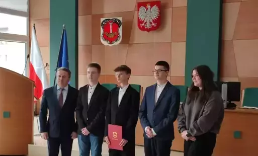 Burmistrz dr Leszek Kopeć oraz radni Młodzieżowej Rady Miejskiej