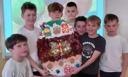 Siedmiu chłopców prezentuje swoją pracę