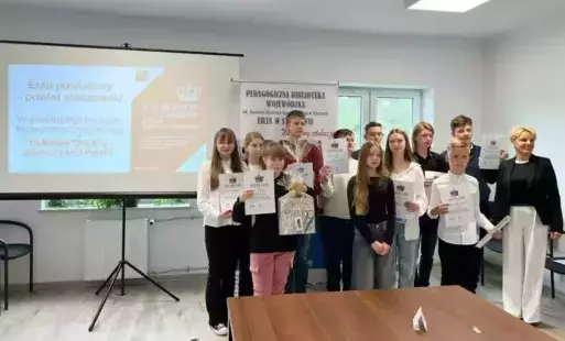 Uczestnicy konkursu z dyplomami