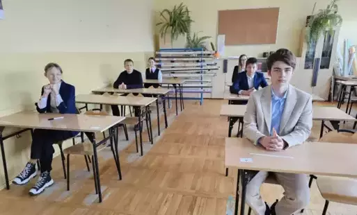 Uczniowie klas 8 oczekują na rozpoczęcie egzaminu ósmoklasisty
